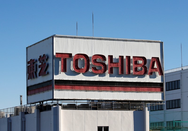 © Reuters. Toshiba's logo is seen at an industrial area in Kawasak