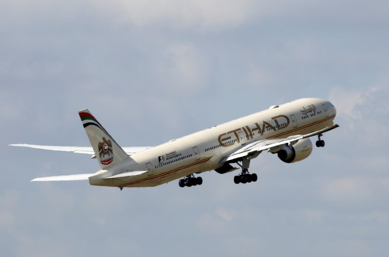 © Reuters. An Etihad Airways Boeing 777-3FX takes off at the Charles de Gaulle airport in Roissy