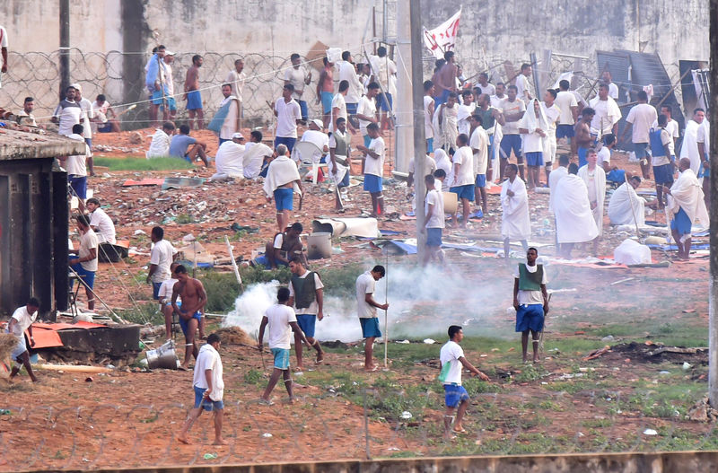 © Reuters. Presos rebelados em présido de Alcaçuz, na grande Natal