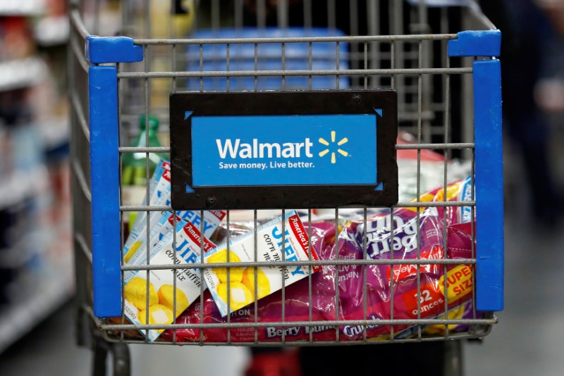 © Reuters. A customer pushes a shopping cart at a Walmart store in Chicago