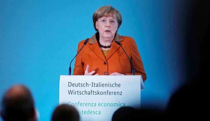 © Reuters. German Chancellor Merkel delivers a speech at the German-Italian economic conference in Berlin