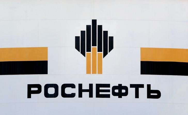 © Reuters. The logo of Russia's Rosneft oil company is pictured at the central processing facility of the Rosneft-owned Priobskoye oil field outside the West Siberian city of Nefteyugansk