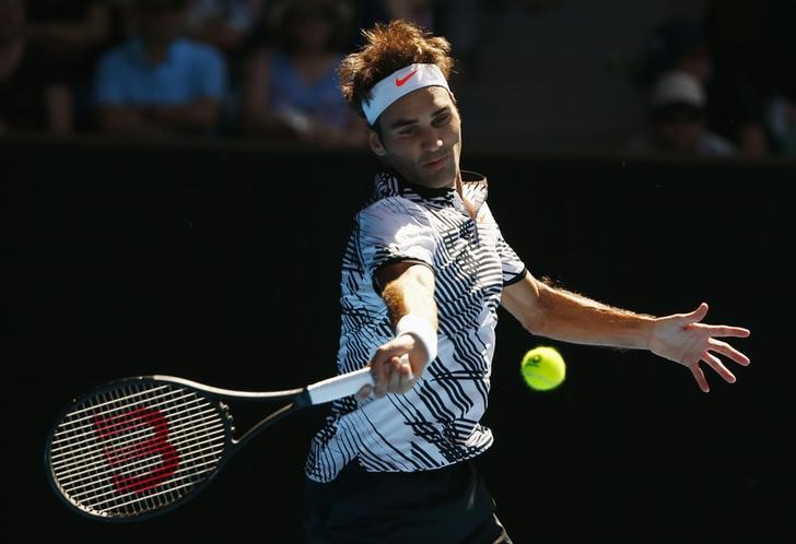 © Reuters. Murray, Federer y Wawrinka alcanzan la tercera ronda en Australia