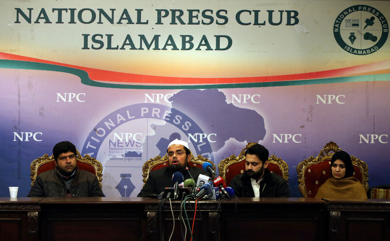 © Reuters. Mufti Faisal Khushi speaks as Mesha Saeed, wife of missing social activist Waqass Goraya, Jibran Nasir (2ndR) a human rights lawyer and Faraz Haider, brother of missing social activist Salman Haider, listen during a news conference in Islamabad