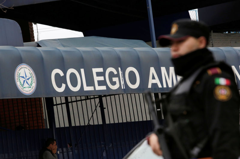 © Reuters. A police officer stands outside the Colegio Americano del Noreste after a student opened fire at the American school in Monterrey