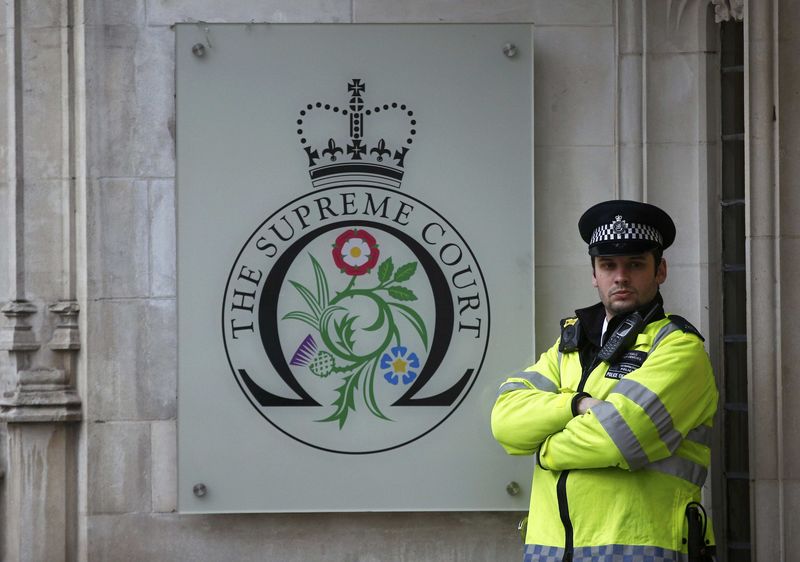 © Reuters. Policial em frente ao prédio da Suprema Corte do Reino Unido, em Londres