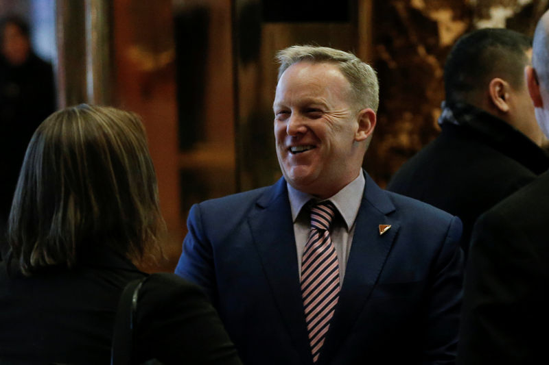 © Reuters. Sean Spicer, Press Secretary to U.S. President-elect Trump, greets representatives of the White House Correspondents Association in the lobby of Trump Tower ahead of their scheduled meeting in New York