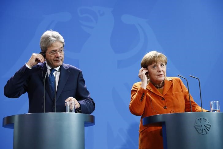 © Reuters. Primeiro-ministro da Itália, Paolo Gentiloni, e a chanceler alemã, Angela Merkel