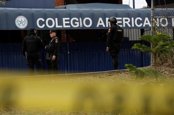 © Reuters. Policiais no Colégio Americano do Nordeste em Monterrey