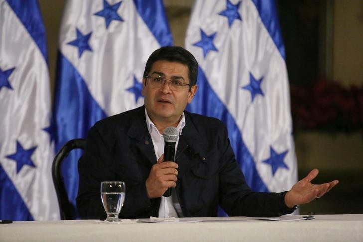 © Reuters. Honduran President Juan Orlando Hernandez speaks to the media during a news conference after Honduras' Supreme Electoral Tribunal announced a verdict allowing Hernandez to present his candidacy for re-election, in Tegucigalpa