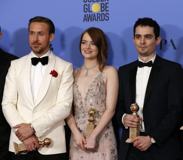 © Reuters. Ryan Gosling, Emma Stone e Damian Chazelle posam no Globo de Ouro em Beverly Hills