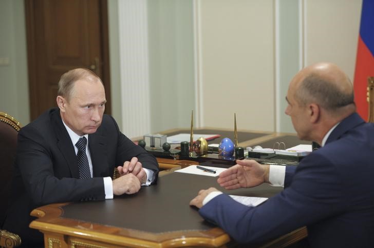 © Reuters. Владимир Путин и Антон Силуанов во время встречи в Ново-Огарево