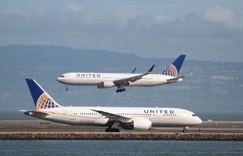 © Reuters. A United Airlines 787 taxis as a United Airlines 767 lands at San Francisco International Airport, San Francisco