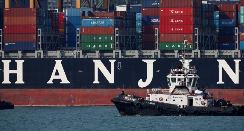 © Reuters. A tugboat passes Hanjin Hungary container ship at PSA's Tanjong Pagar terminal in Singapore