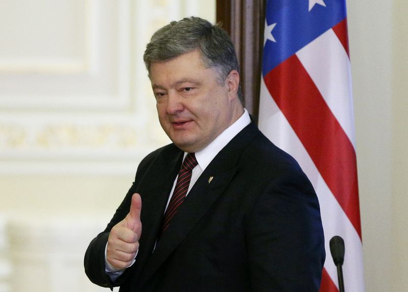 © Reuters. Ukrainian President Poroshenko attends a news conference in Kiev