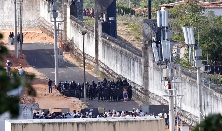 © Reuters. Detento conversa com policiais da tropa de choque no presídio de Alcaçuz, no Rio Grande do Norte