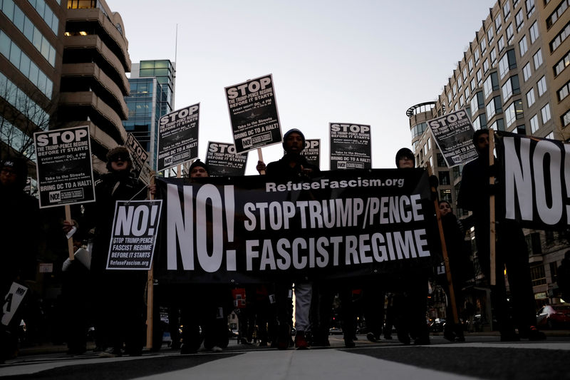 © Reuters. Anti-Trump demonstrators organized by RefuseFascism.org march through the streets of Washington