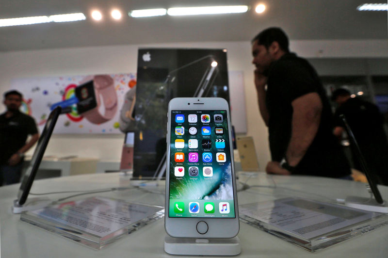 © Reuters. An iPhone is seen on display at a kiosk at an Apple reseller store in Mumbai