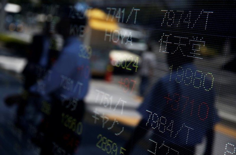 © Reuters. Share price of Japan's Nintendo Co. is displayed at a stock quotation board outside a brokerage in Tokyo, Japan