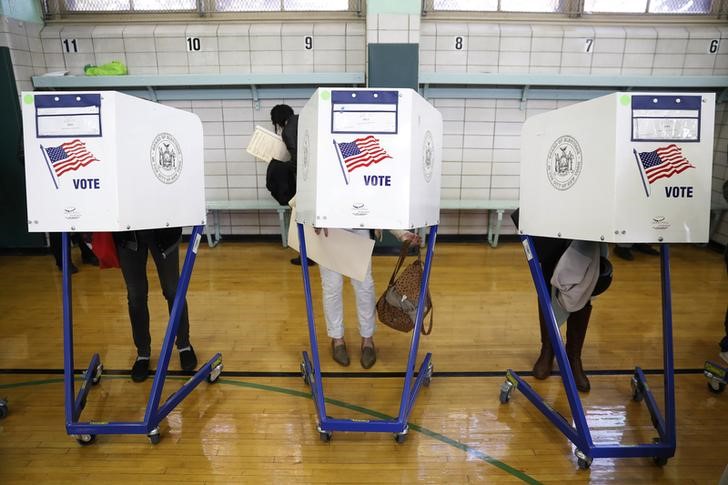 © Reuters. Voters fill in their ballots during voting for the U.S presidential election in the Brooklyn borough of New York