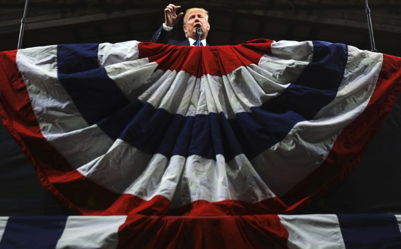 © Reuters. Republican presidential nominee Donald Trump attends a campaign event in Selma