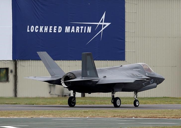 © Reuters. A RAF Lockheed Martin F-35B fighter jet taxis along a runway after landing at the Royal International Air Tattoo at Fairford