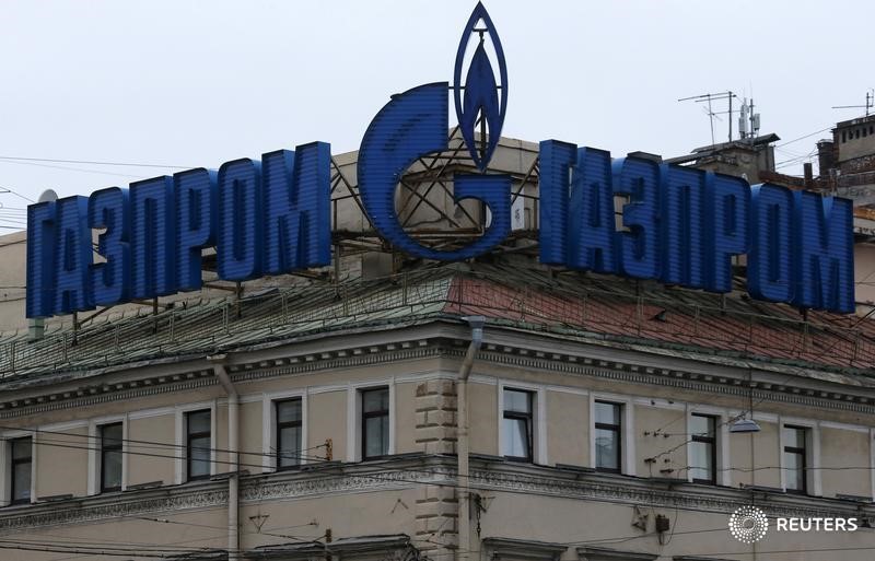 © Reuters. Логотип Газпрома на здании в Санкт-Петербурге