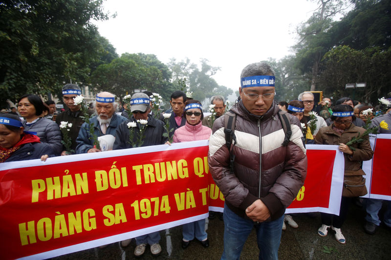 © Reuters. People take part in an anti-China protest to mark the 43th anniversary of the China's occupation of the Paracel Islands in the South China Sea in Hanoi