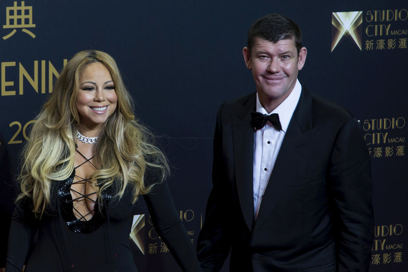 © Reuters. FILE PHOTO: Singer Mariah Carey and billionaire James Packer pose on the red carpet before the opening ceremony of Studio City and the premiere of the short film "The Audition" in Macau