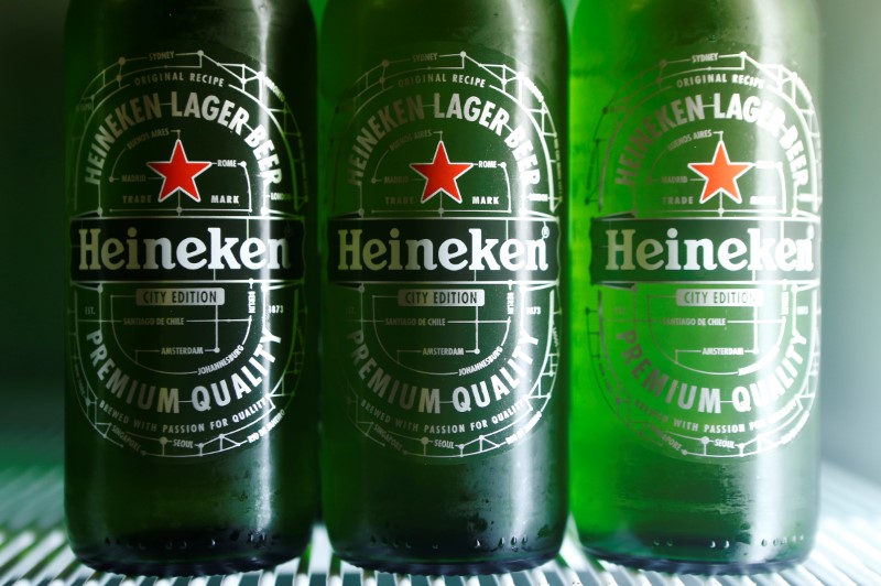 © Reuters. Botttles of Heineken lager beer are seen in a picture illustration inside a refrigerator in Vienna