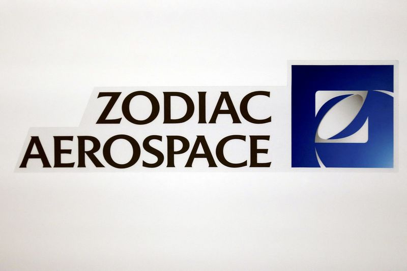 © Reuters. FILE PHOTO   The logo of French aircraft seats and equipment manufacturer Zodiac Aerospace is seen during the company's first half of the 2015/2016 fiscal year presentation in Paris