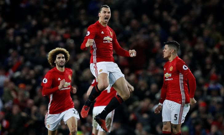 © Reuters. El jugador del Manchester United, Zlatan Ibrahimovic, celebra su gol contra Liverpool en Old Trafford, Mánchester, Inglaterra