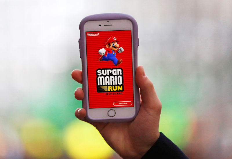 © Reuters. Jogo Super Mario Run visto em celular em Tóquio