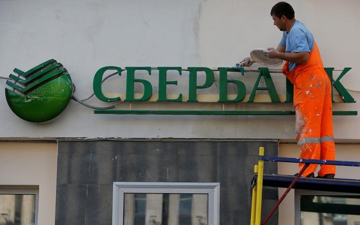 © Reuters. Рабочий красит фасад здания отделения Сбербанка в Москве