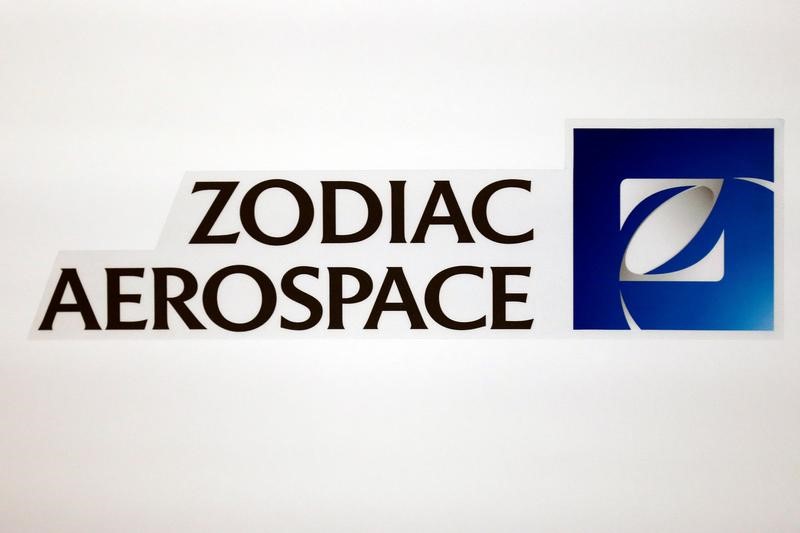 © Reuters. The logo of French aircraft seats and equipment manufacturer Zodiac Aerospace is seen during the company's first half of the 2015/2016 fiscal year presentation in Paris
