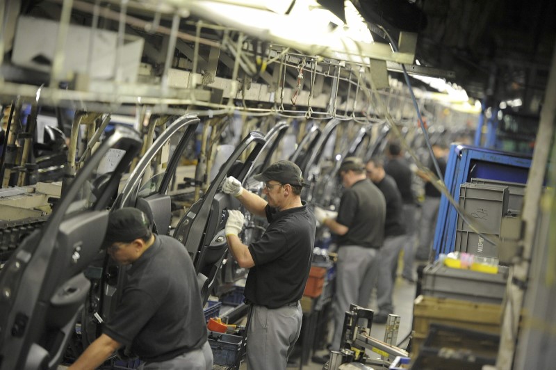 © Reuters. FILE PHOTO - Nissan technicians prepare doors for the Qashqai car at the company's plant in Sunderland