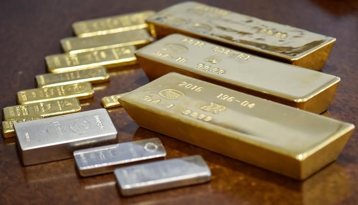 © Reuters. Gold and silver bars are seen at the Kazakhstan's National Bank vault in Almaty