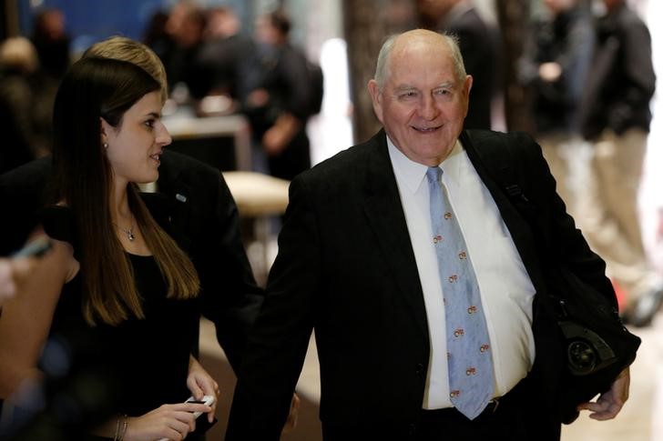 © Reuters. Former Georgia Governor Sonny Perdue is escorted by Madeleine Westerhout as he arrives for a meeting with U.S. President-elect Donald Trump at Trump Tower in New York
