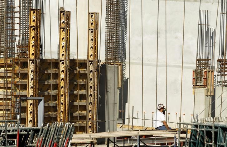 © Reuters. Construction worker takes a break in California