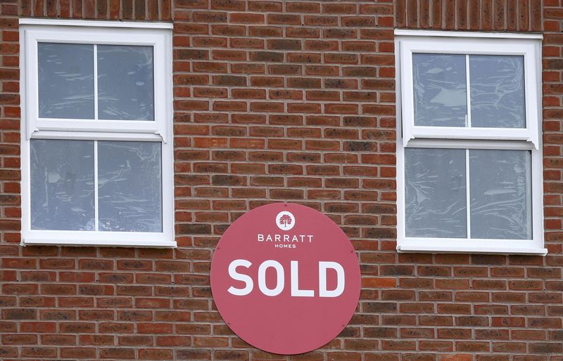 © Reuters. FILE PHOTO - A sold sign hangs on a new house on a Barratt Homes building site in Nuneaton