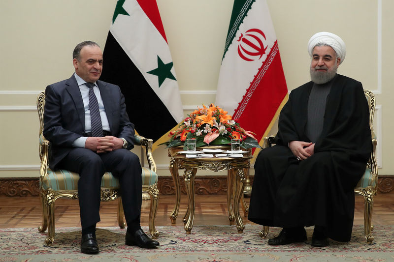 © Reuters. Iran's President Hassan Rouhani meets with Syrian Prime Minister Emad Khamis in Tehran