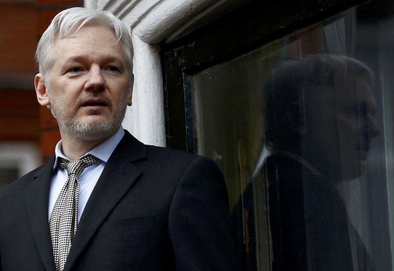 © Reuters. WikiLeaks founder Julian Assange makes a speech from the balcony of the Ecuadorian Embassy, in central London