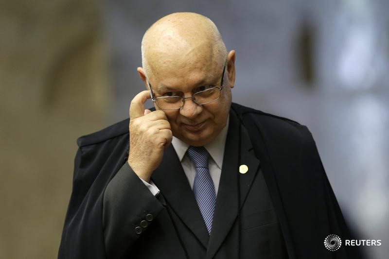 © Reuters. O juiz Teori Zavascki durante sessão do Supremo Tribunal Federal em Brasília, no Brasil