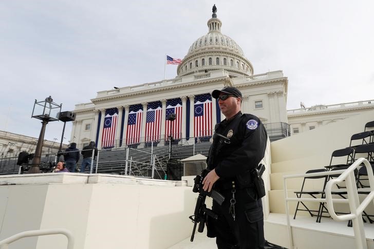 © Reuters. Agente de segurança no Capitólio antes da posse de Trump em Washington