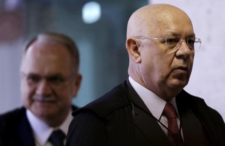 © Reuters. O juiz Teori Zavascki (à direita) e o juiz Luiz Fachin antes de sessão no Supremo Tribunal Federal em Brasília, no Brasil