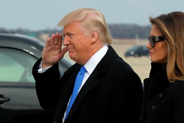 © Reuters. Trump e sua mulher chegam a Washington