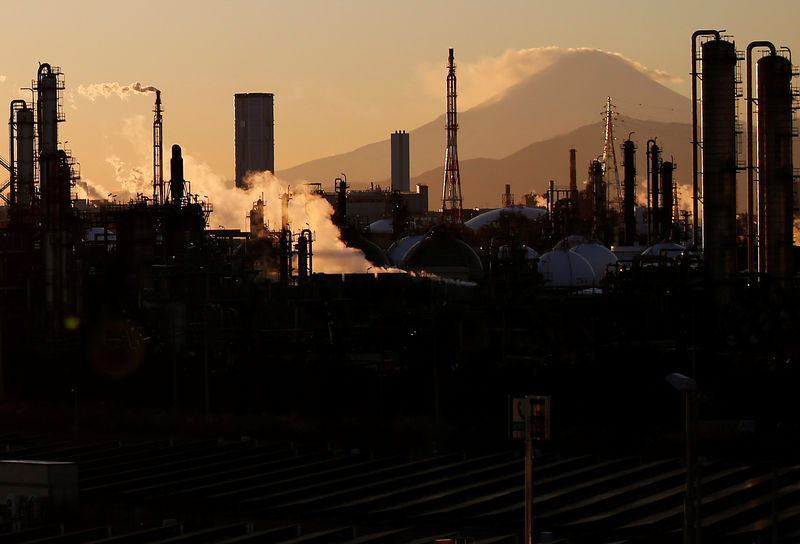 © Reuters. Smoke rises from factories in front of Mt. Fuji during the sunset at Keihin industrial zone in Kawasaki