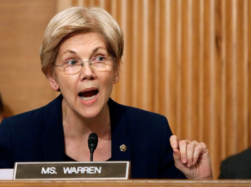 © Reuters. Senator Warren questions Wells Fargo CEO Stumpf at Senate Banking Committee hearing on firm's sales practices on Capitol Hill in Washington