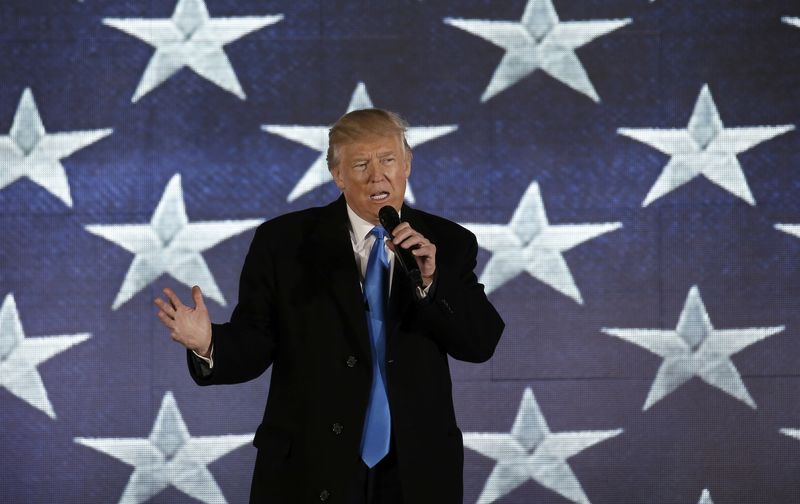 © Reuters. U.S. President-elect Trump addresses pre-inaugural rally at the Lincoln Memorial in Washington