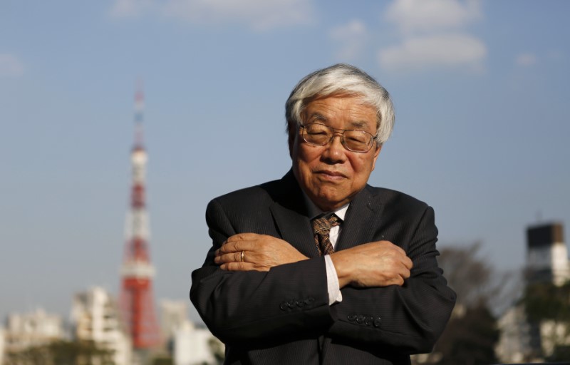 © Reuters. Koichi Hamada, an economic adviser to Japan's Prime Minister Shinzo Abe, poses after an interview in Tokyo